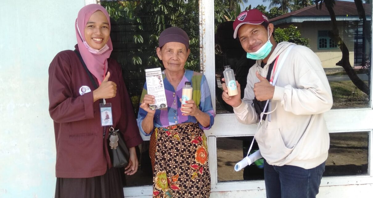 Foto: Finta Widiarni menyerahkan minuman herbal kepada masyarakat Desa Tambang